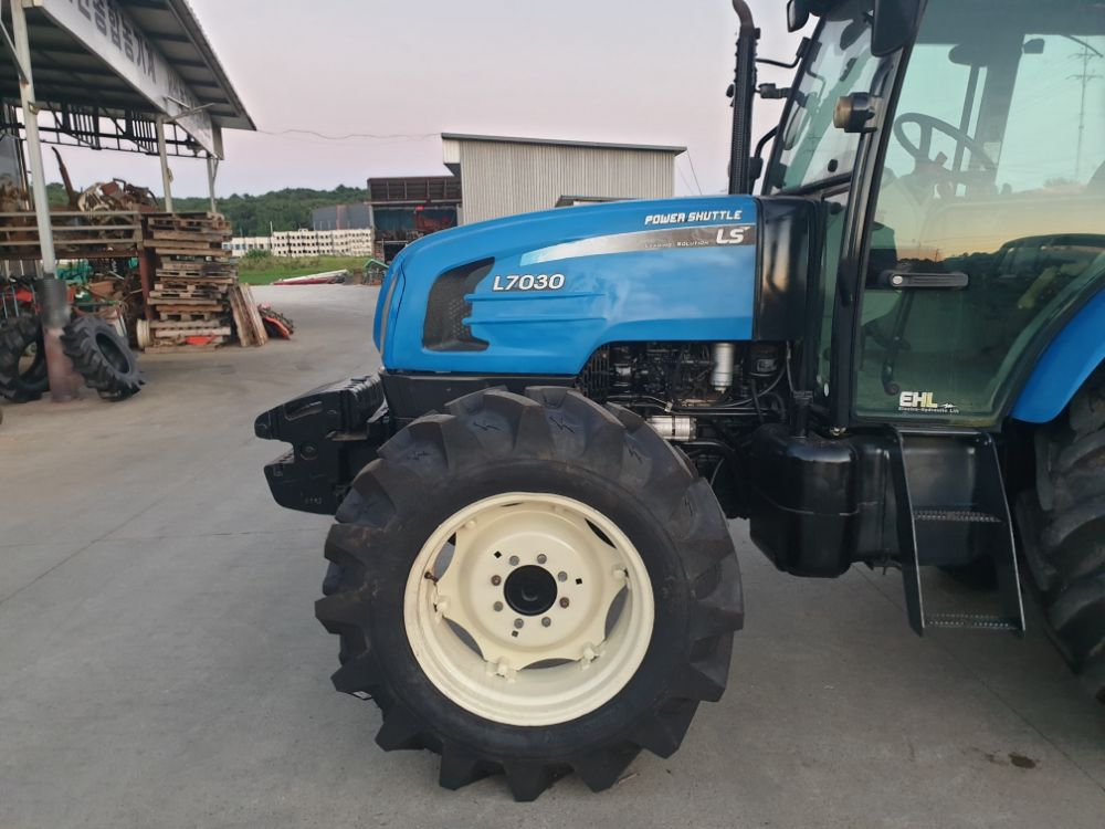 LS 트랙터 L7030 (85마력) 뒤우측면