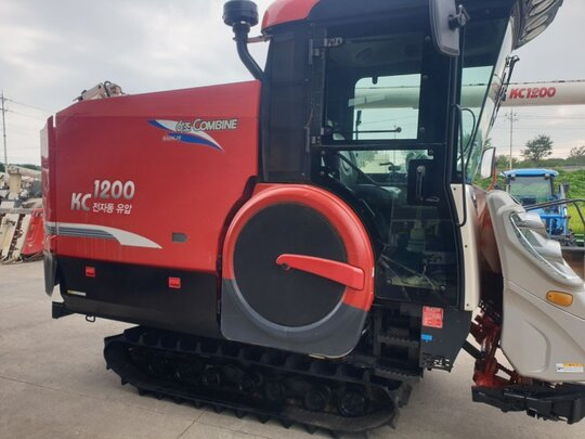 국제 콤바인 KC1200 (6조식) 앞좌측면