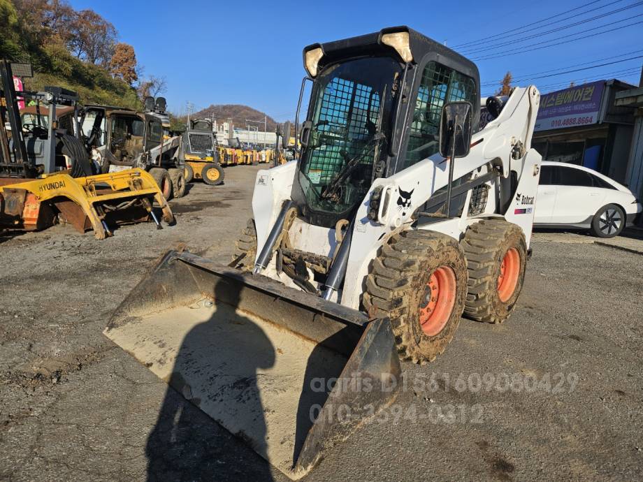 BOBCAT 스키드로더 S590 앞좌측면