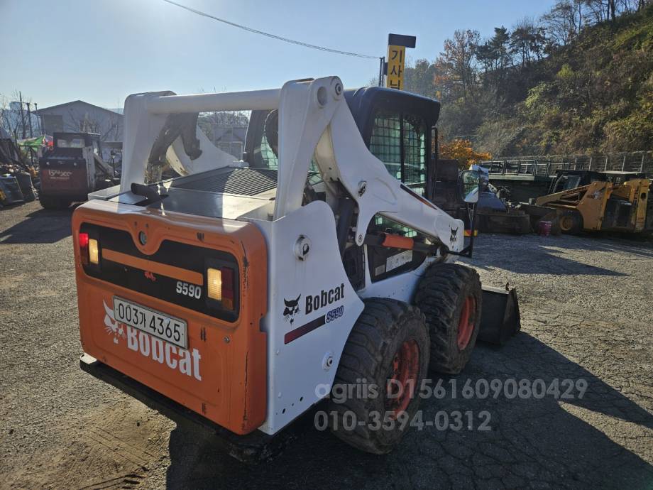 BOBCAT 스키드로더 S590 운전석