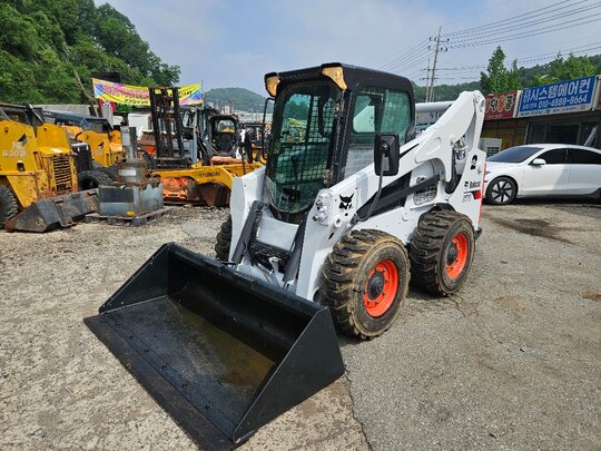 밥캣BOBCAT 스키드로더 S770 앞좌측면