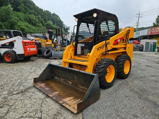  Skid steer loader HSL650-7A  앞좌측면
