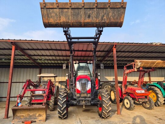 Daedong Tractor PX1300PSC (125hp) 앞좌측면