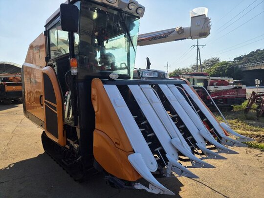 TYM 콤바인 HJ6135V (6조식) 앞좌측면