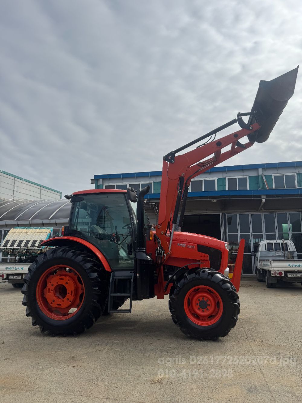 구보다 트랙터 M6-135 (143마력) 뒤우측면