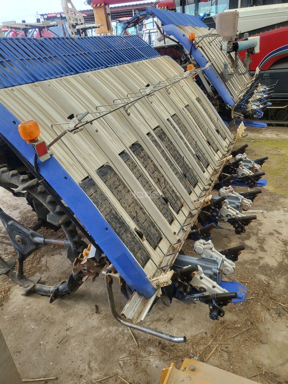 TYM Rice transplanter NP63 (6Rows) 뒤우측면