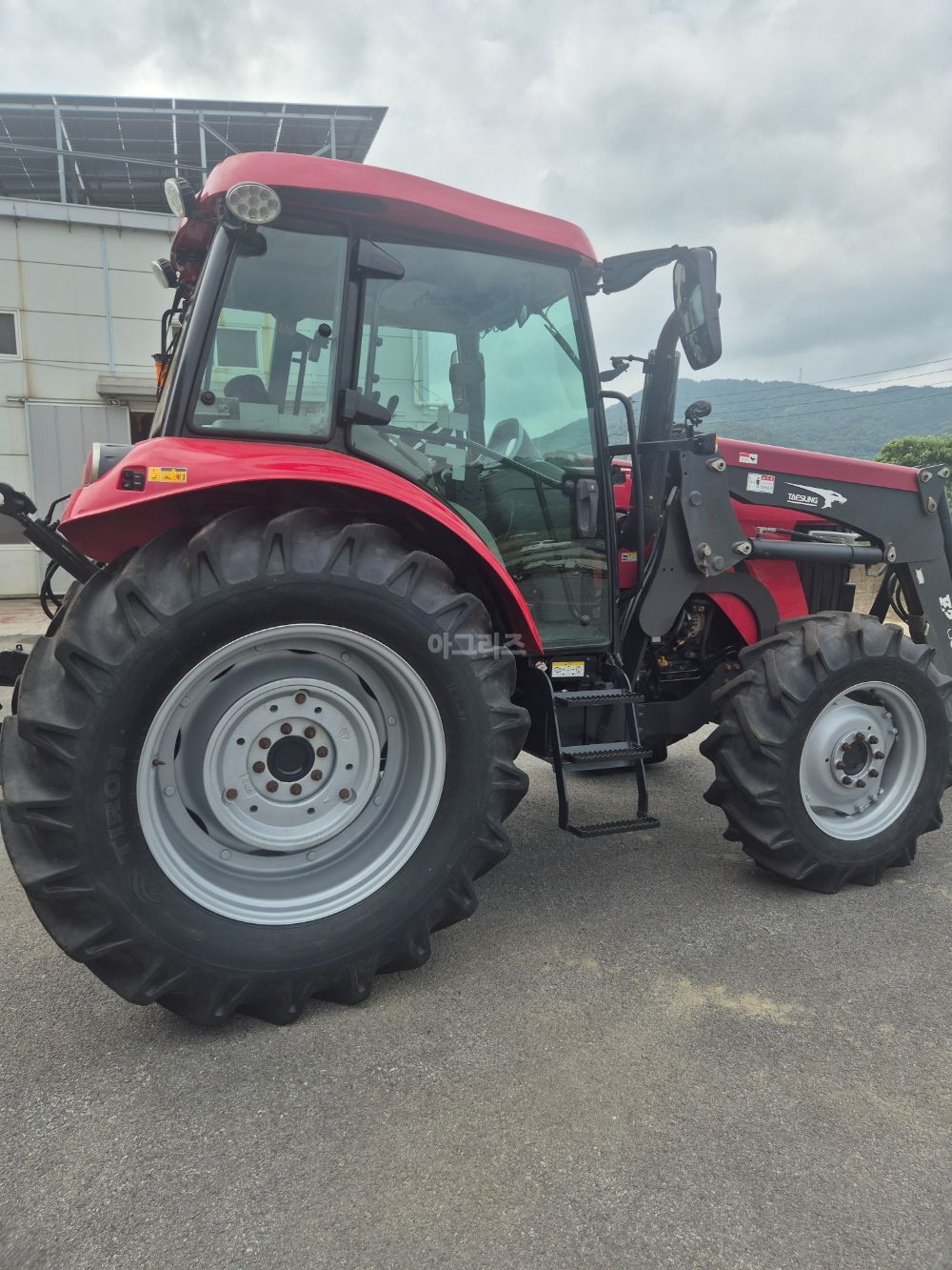 TYM 트랙터 T110 (111.5마력) 뒤우측면