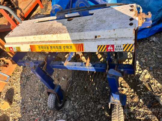  땅속작물수확기(고구마,감자 외) DSA-700TS  앞좌측면