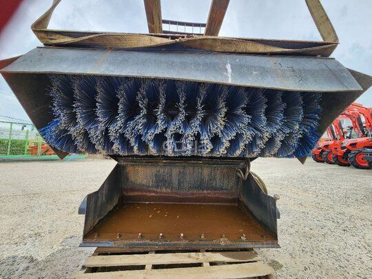  Skid steer loader 바브캣 청소용솔  앞좌측면