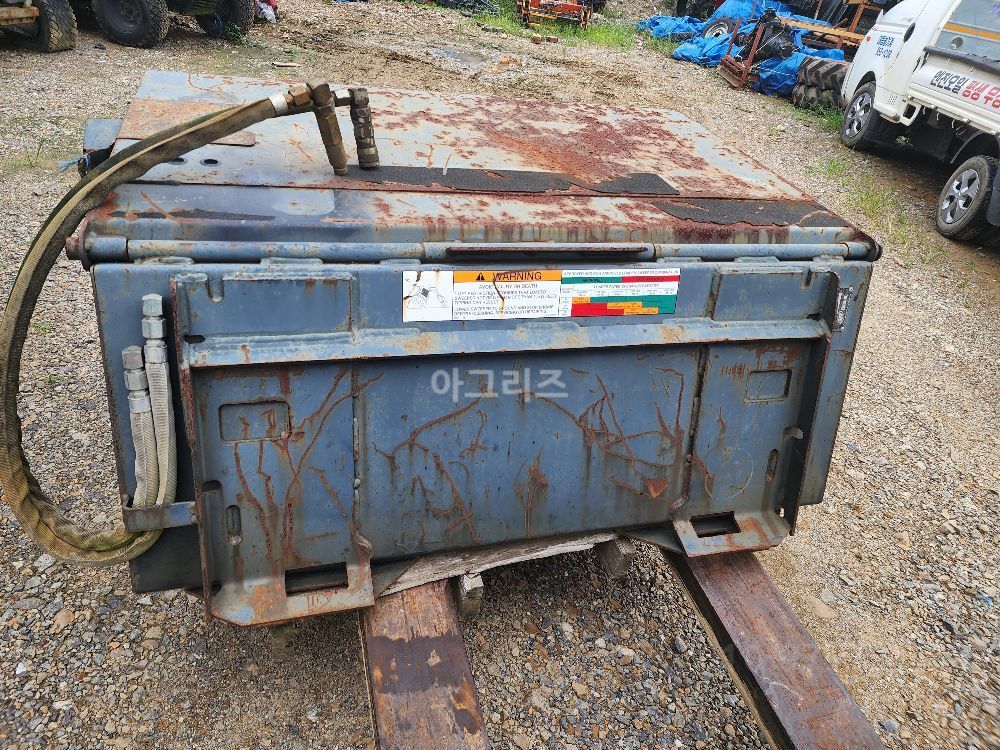 Skid steer loader 바브캣 청소용솔  뒤우측면