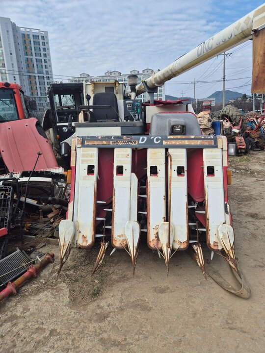 국제 콤바인 DKC865 (5조식) 앞좌측면