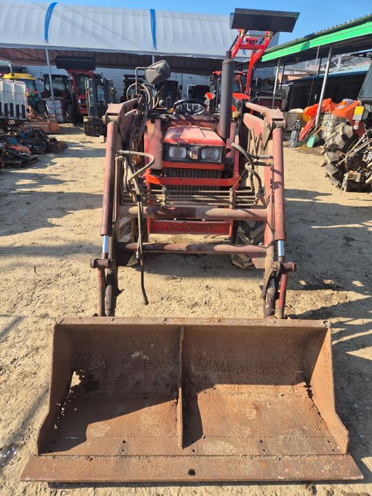 아세아 트랙터 S-435 (40마력) 앞좌측면