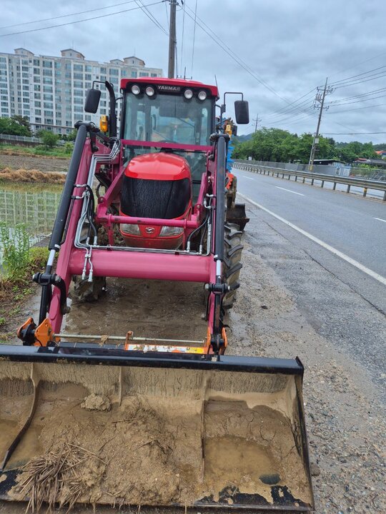 얀마 트랙터 EG83Y (83마력) 앞좌측면