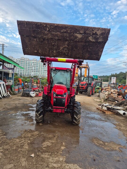 TYM 트랙터 T653 (65마력) 앞좌측면