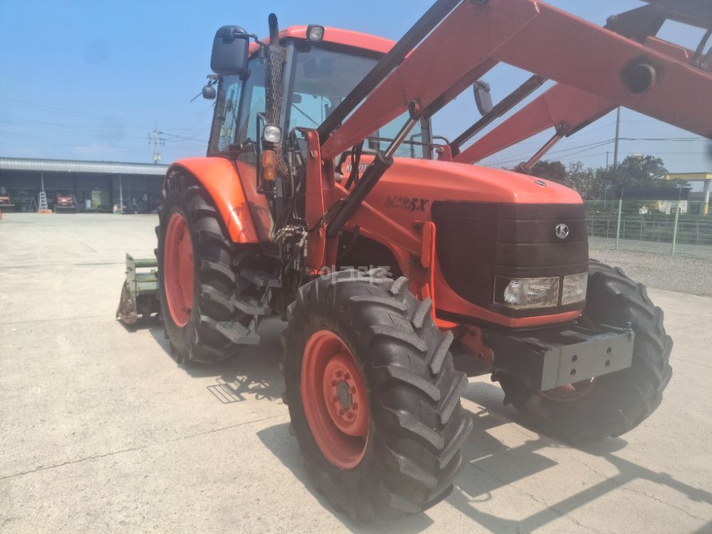 구보다 트랙터 M125X (125마력) 뒤우측면
