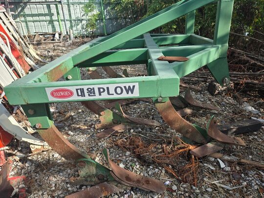 Daedong Plow DWH255  앞좌측면