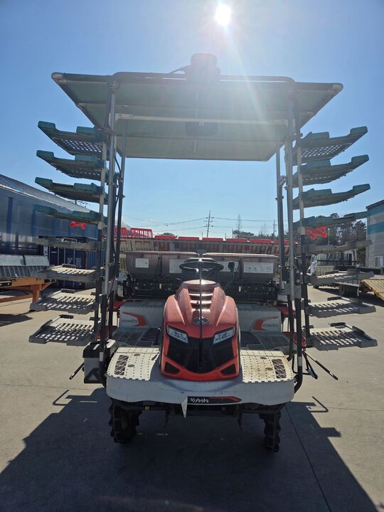 구보다 이앙기 KNW8SFS-GS (8조식) 앞좌측면