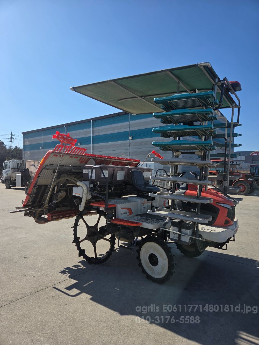 구보다 이앙기 KNW8SFS-GS (8조식) 뒤우측면