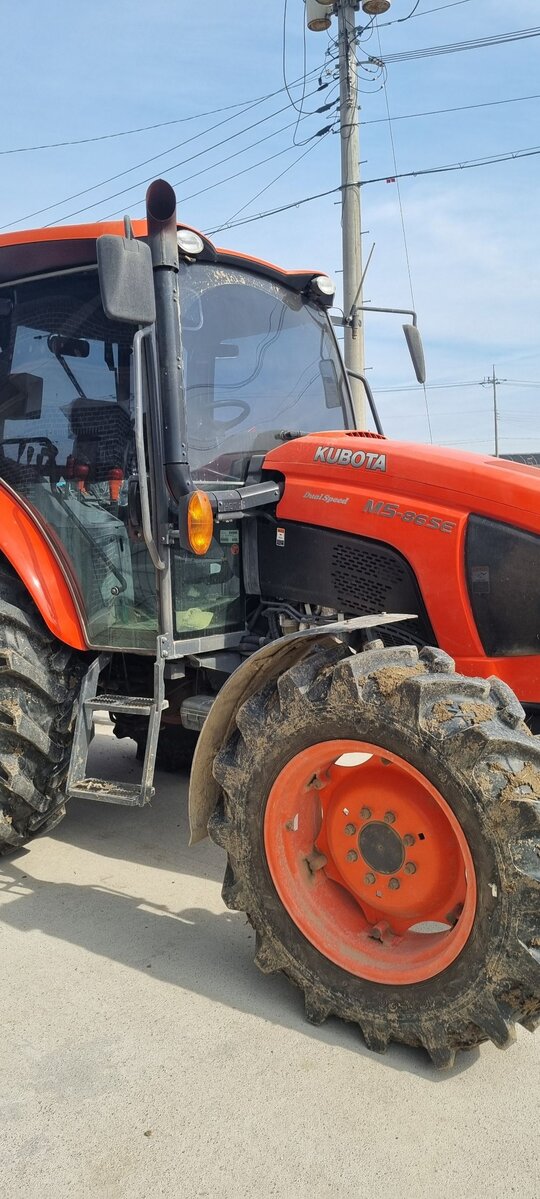 Kubota Tractor M5-86SE (96hp) 앞좌측면
