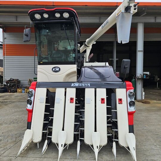 국제 콤바인 KC6130 (6조식) 앞좌측면