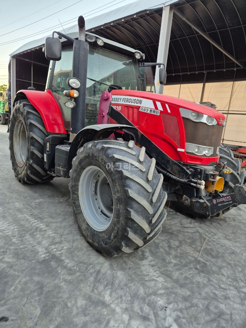 MF Tractor MF7616 (165hp) 뒤우측면