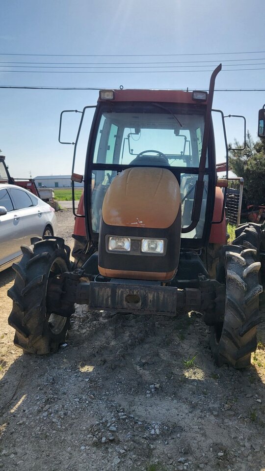 LG 트랙터 57 (57마력) 앞좌측면