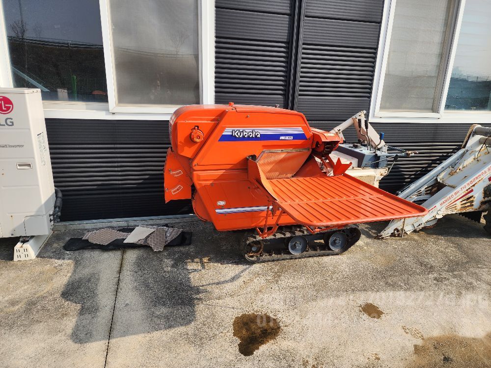 구보다 다목적 탈곡기 RH1-45 뒤우측면