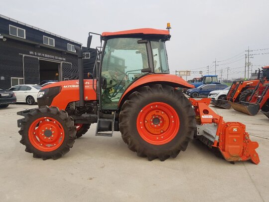 구보다 트랙터 M7060 (72마력) 앞좌측면