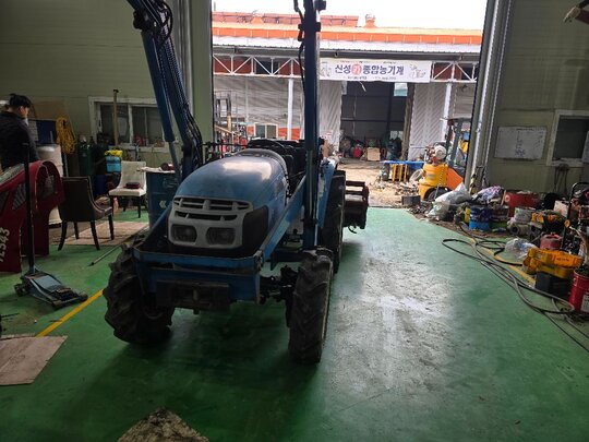 LS Tractor R45 (45hp) 앞좌측면