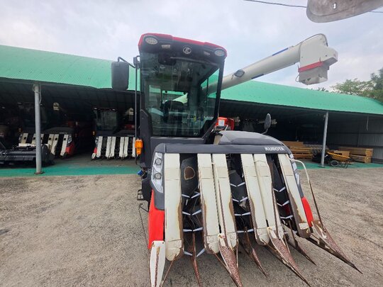 구보다 콤바인 ZR6130 (6조식) 앞좌측면