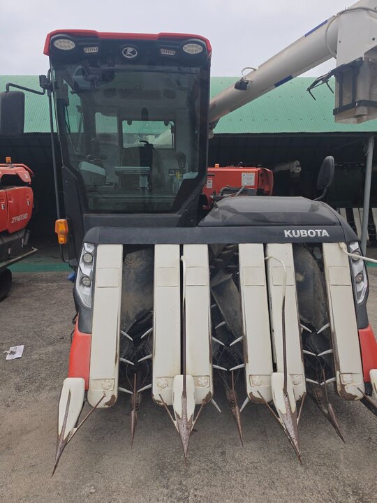 구보다 콤바인 ZR6130 (6조식) 앞좌측면