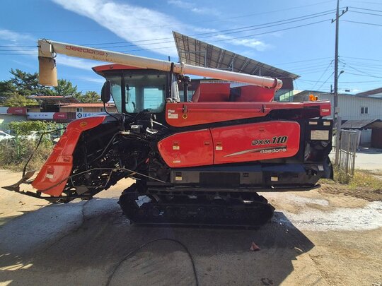 Daedong Combine Harvester DXM110GC (6Rows) 앞좌측면
