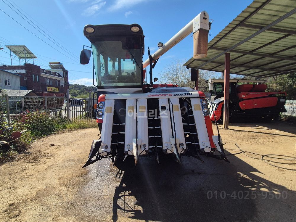 Daedong Combine Harvester DXM110GC (6Rows) 뒤우측면
