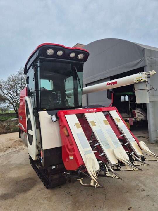 국제 콤바인 kc700 (4조식) 앞좌측면