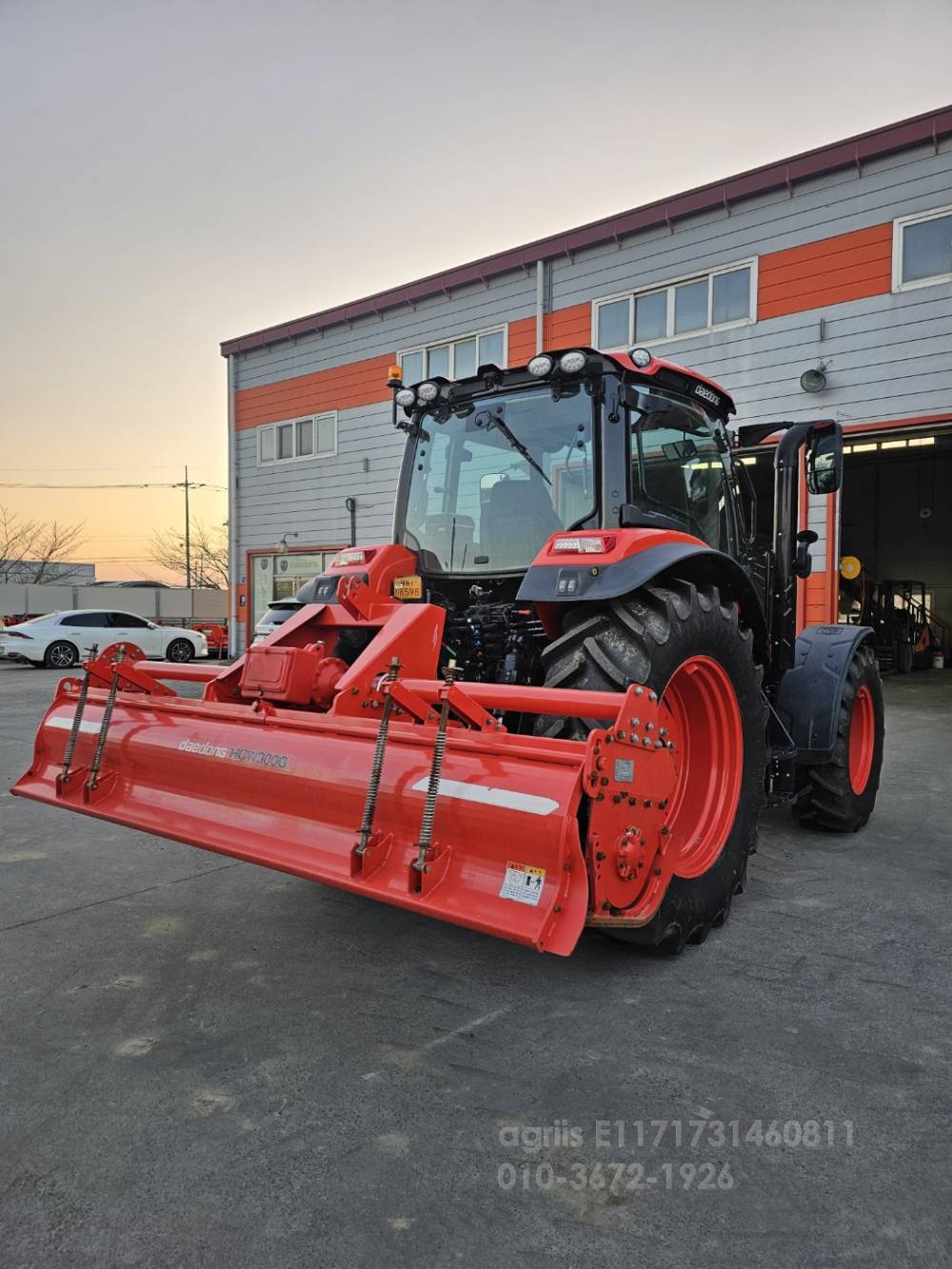 Daedong Tractor HX1400 (142hp) 측면