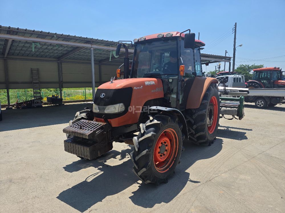 Kubota Tractor MZ853 (85hp) 뒤우측면