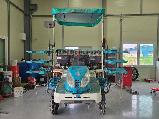 구보다 이앙기 KWP69DF (6조식) 앞좌측면