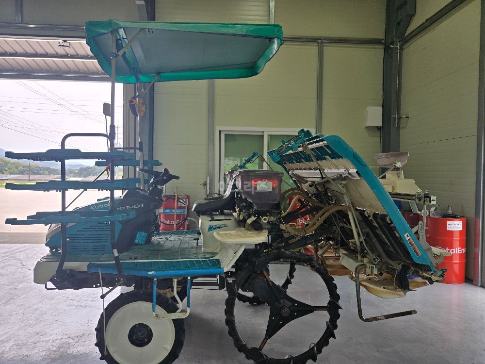 구보다 이앙기 KWP69DF (6조식) 뒤우측면