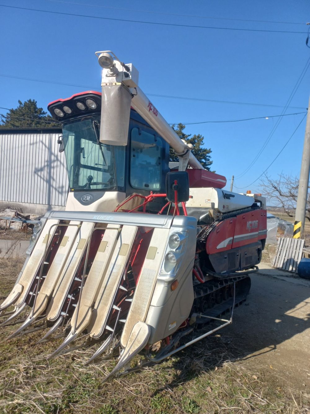 국제 콤바인 KC105 (6조식) 앞좌측면