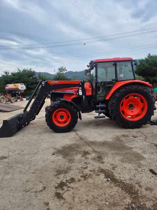 Kubota Tractor M125X (125hp) 앞좌측면