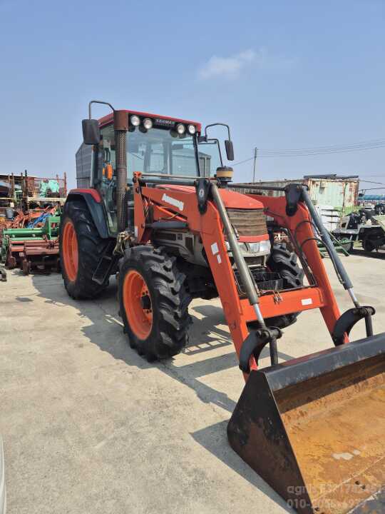 얀마 트랙터 FK895 (95마력) 앞좌측면
