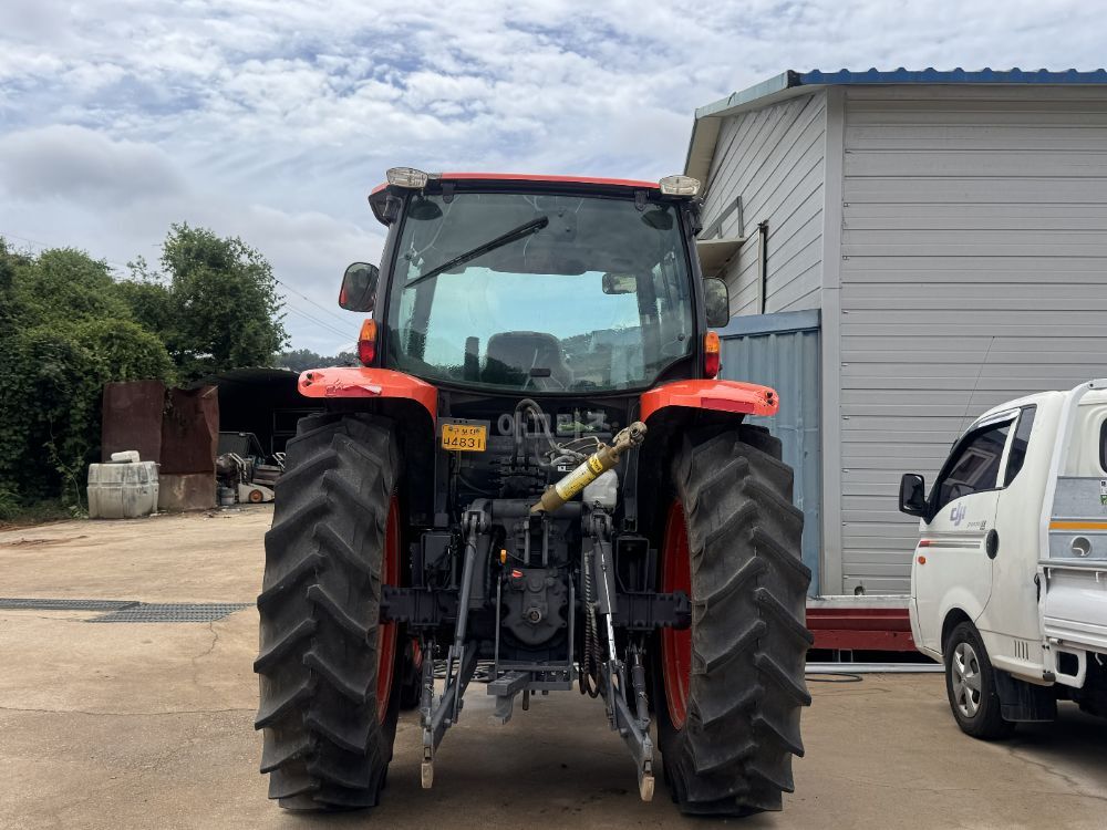 Kubota Tractor M6-108 (116hp) 뒤우측면
