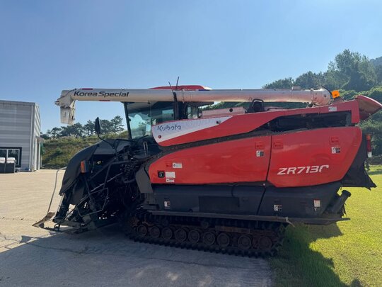 구보다 콤바인 ZR7130 (7조식) 앞좌측면