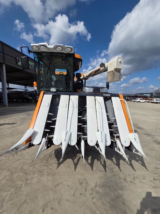 TYM Combine Harvester ISEKI (6Rows) 앞좌측면