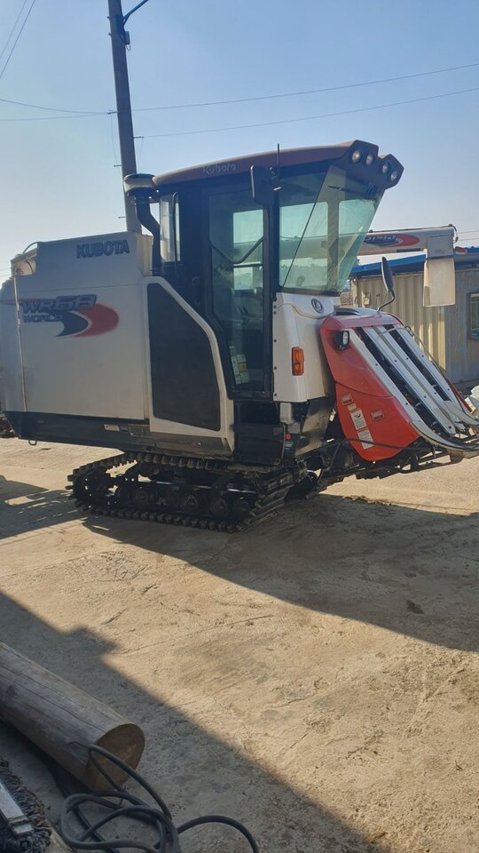 Kubota Combine Harvester WR68 (4Rows) 앞좌측면