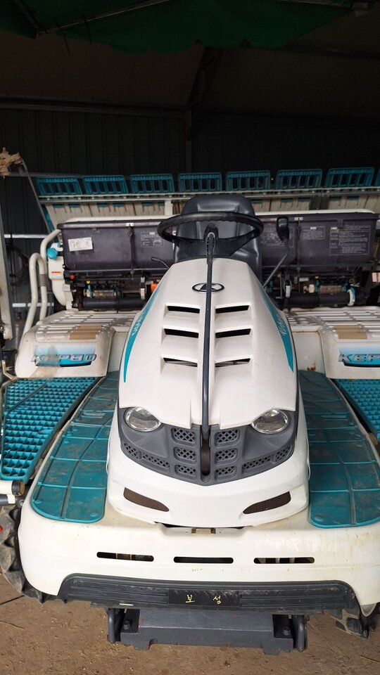 Kubota Rice transplanter KEP8DF (8Rows) 앞좌측면