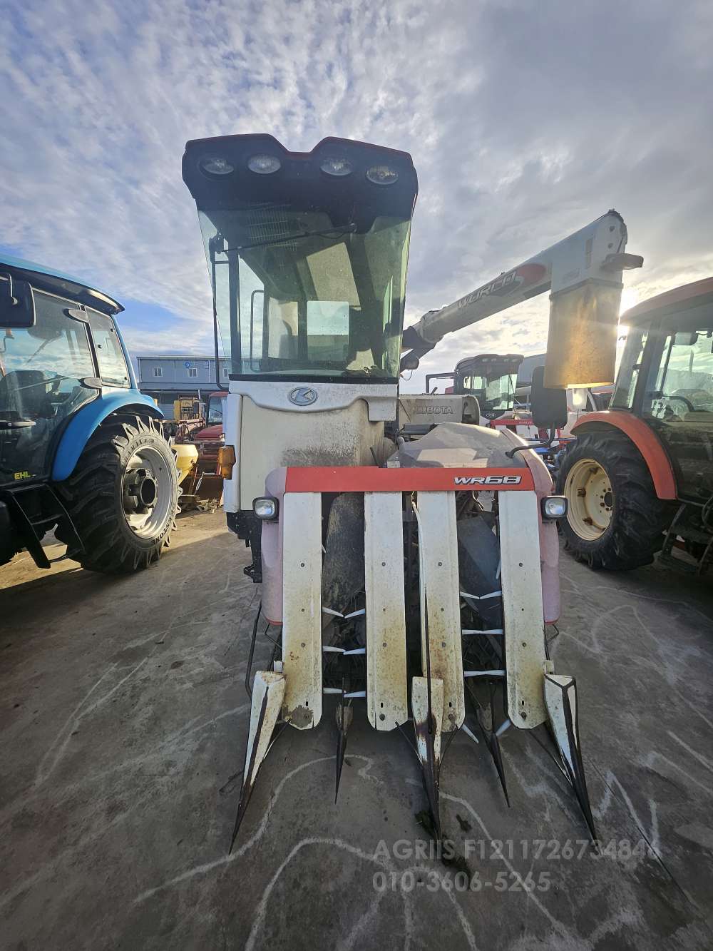 Kubota Combine Harvester WR68 (4Rows) 앞좌측면