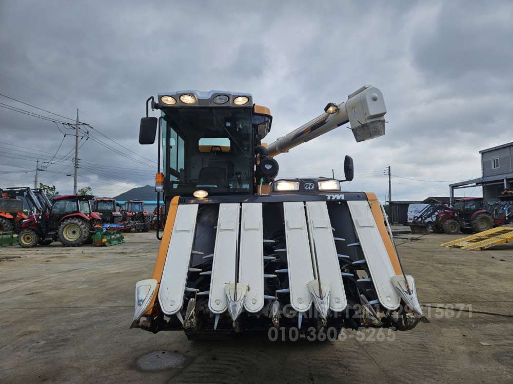 TYM Combine Harvester HJ6135 (6Rows) 앞좌측면