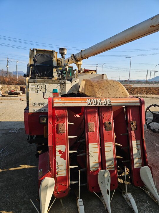 국제 콤바인 KC575 (4조식) 앞좌측면