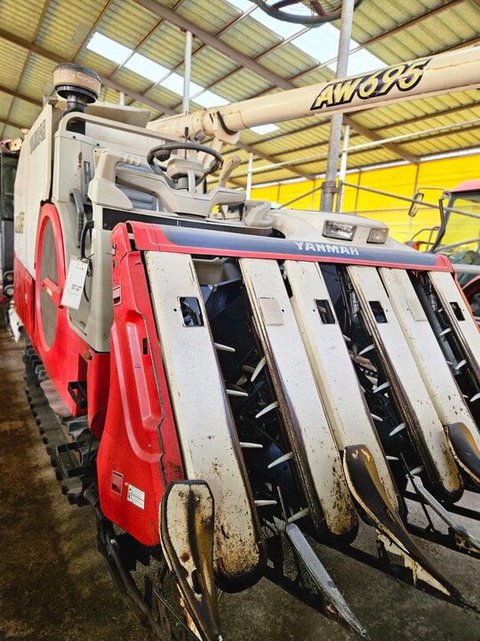 얀마 콤바인 AW695 (6조식) 앞좌측면